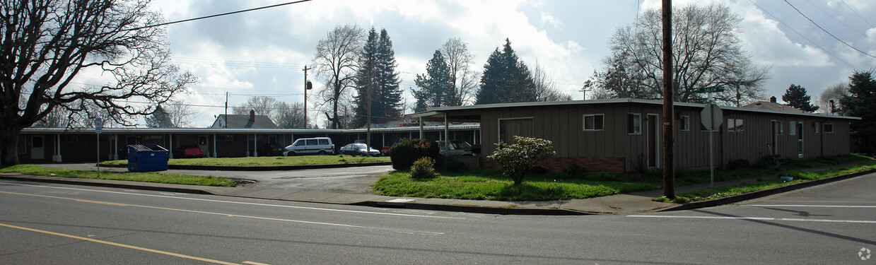 Building Photo - Twin Oaks Apartments