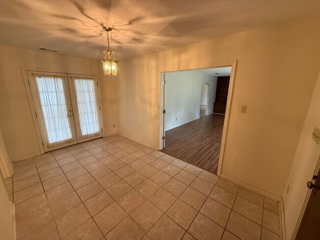 Foto del edificio - Pensacola - East Hill - 4 bedrooms, 3 bathroom - Mother in Law suite