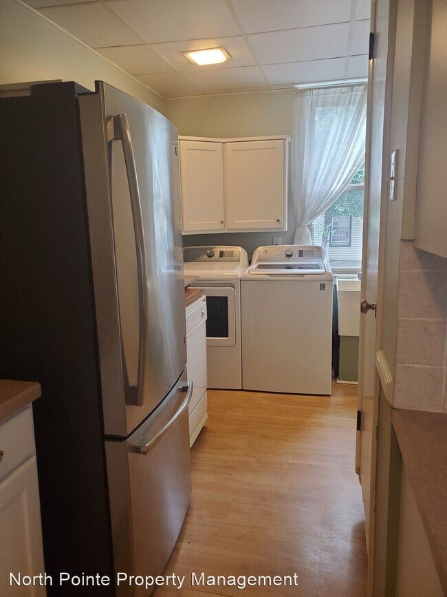 Building Photo - 3 br, 1.5 bath House - 521 W. Walnut St.