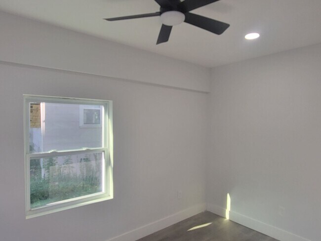 Building Photo - 2921 Sylvan Rd