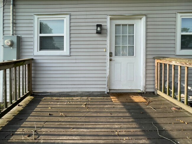 Building Photo - PRELEASING for AUGUST! Close to Campus