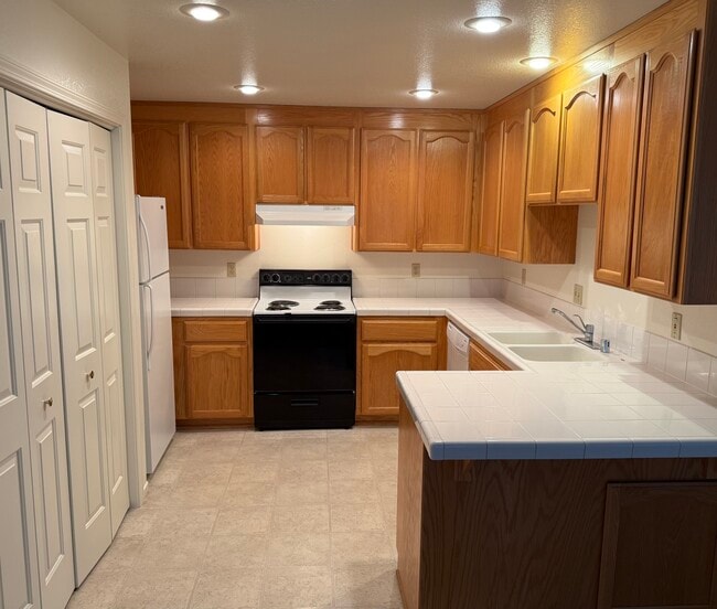 Building Photo - 727 Sean Dr