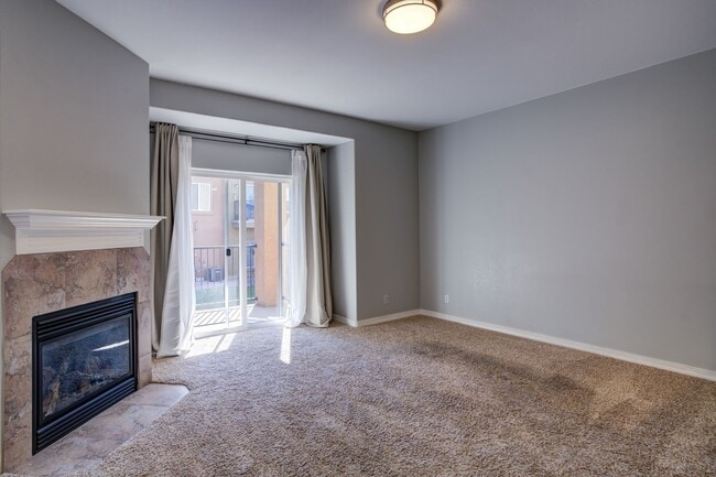 Building Photo - 2 bedroom Townhome w/Garage in Gated Commu...