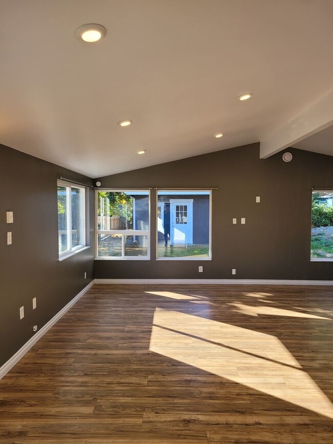 Building Photo - Suquamish Single level Updated with a stor...