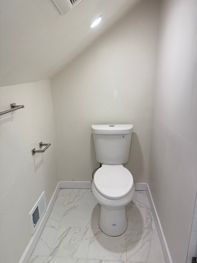 Building Photo - 19 Nichols St