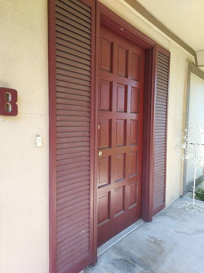 Building Photo - Two bedroom condo in Kent with community s...