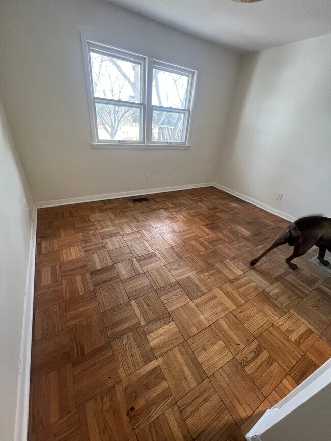 Building Photo - 906 N Allen Ave