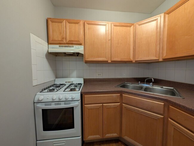 Building Photo - 910 W Dakin St