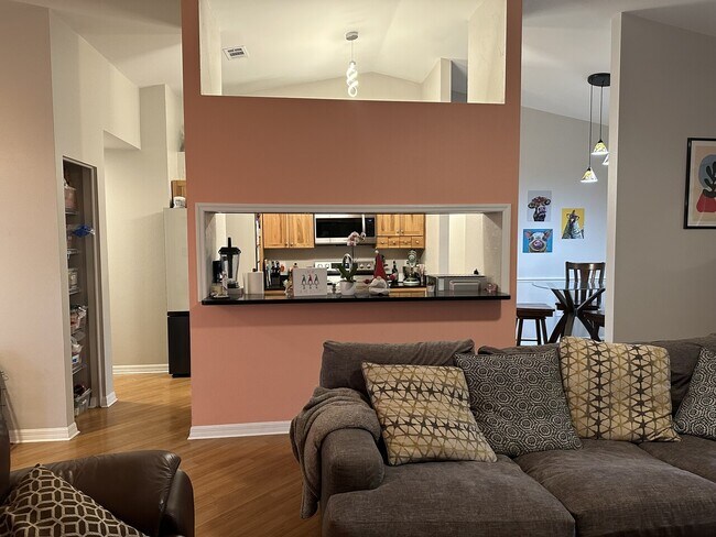 Building Photo - Furnished 3/2 near University / Lakewood R...