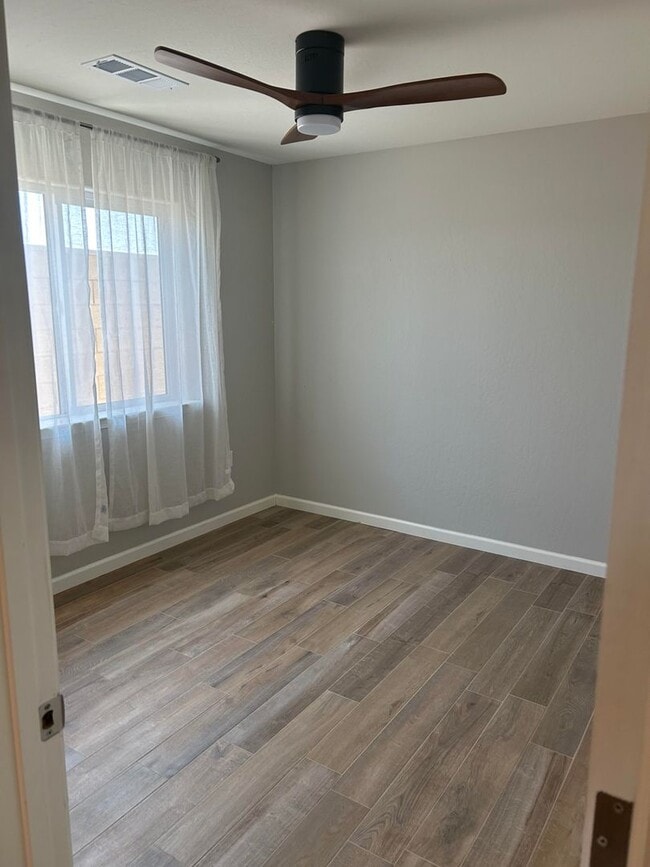 Building Photo - 3 BR 2 BA Available Now