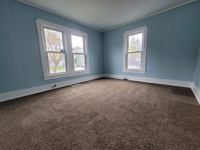 Building Photo - 426 Standish St