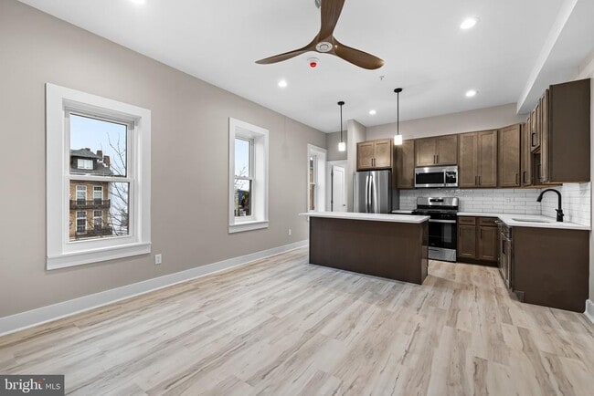 Building Photo - 400 S Conkling St