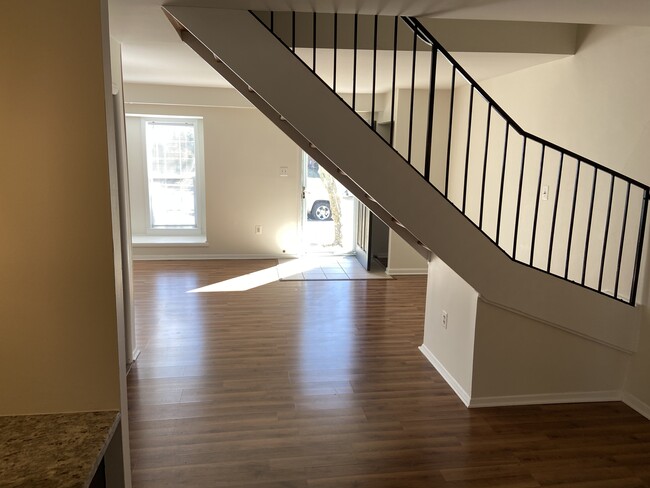 Building Photo - 327 Roanoke Dr SE