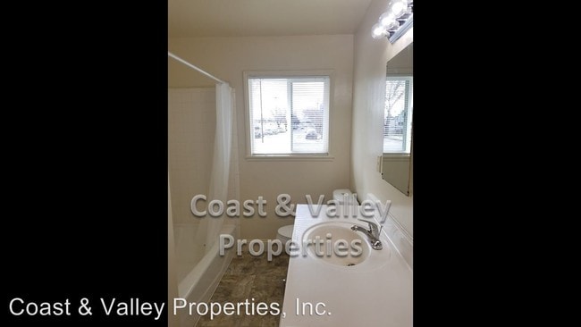 Building Photo - 198 W Laurel Dr