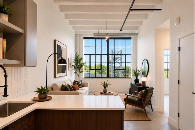 Interior tipo loft de concepto abierto en los apartamentos Cole Motor en Indianápolis. - Cole Motor