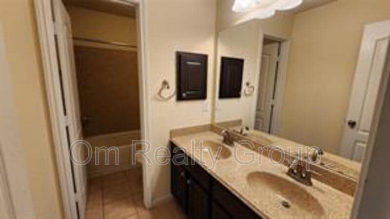 Building Photo - 2318 Nashmor Dr
