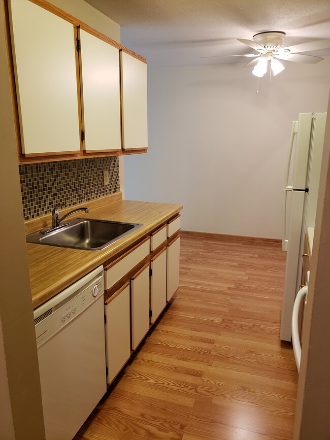 Kitchen - 179 Little Canada Rd E