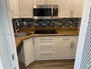 Building Photo - 541 Blue Heron Dr