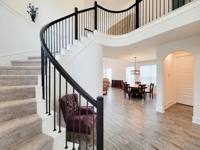 Building Photo - Two story. 4 bedrooms. 2.5 baths. Spacious island kitchen open to Family room and dining room. Pr...