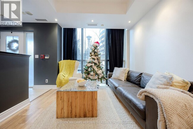 Photo du bâtiment - 90 Absolute Ave