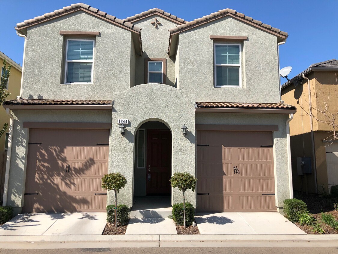 1344 Royalty Way, Clovis, CA 93619 Townhouse for Rent in Clovis, CA