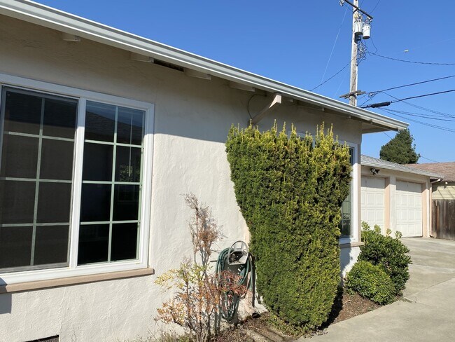 Building Photo - 420 S Frances St