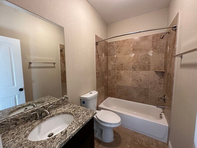 Building Photo - Charming 2BR house, fenced yards, exposed ...