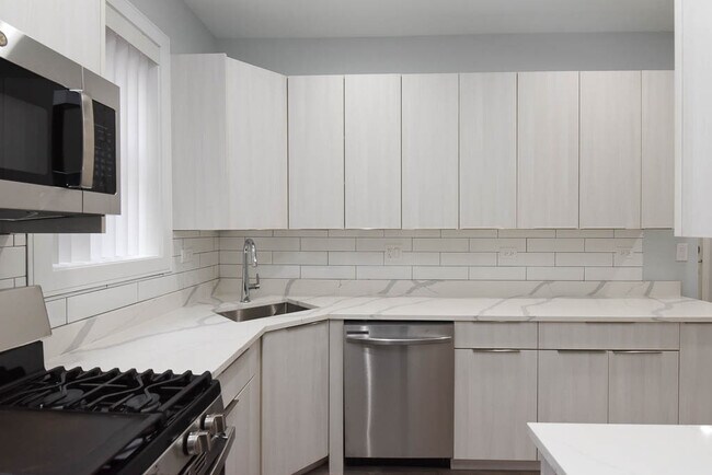 Foto del edificio - 7624 N Eastlake Terrace