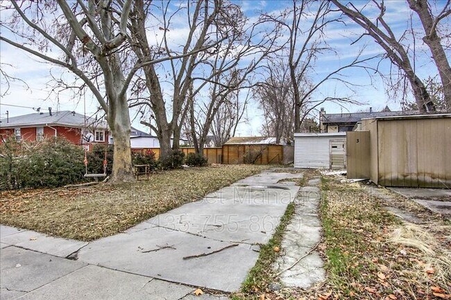 Building Photo - 715 E Parker Ln