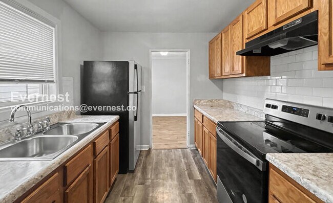 Building Photo - 3 Bed/2 Bath Home with Fenced Yard / Pet-Friendly / Vouchers Accepted / Available Now!