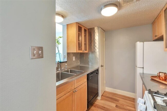 Foto del edificio - 7920 Rockwood Ln