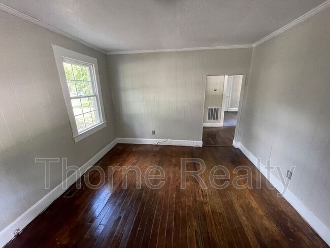 Building Photo - 905 Pender St