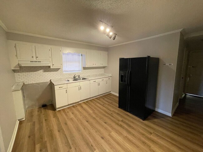 Foto del edificio - 3 bedroom 1 bath house available!