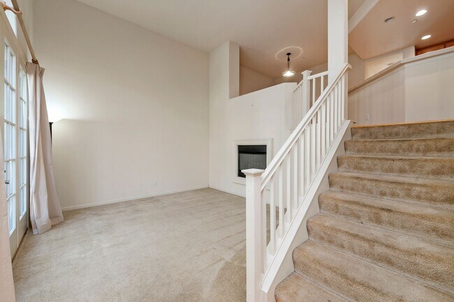 Foto del edificio - Spacious Tri-Level Home - Great Downtown S...