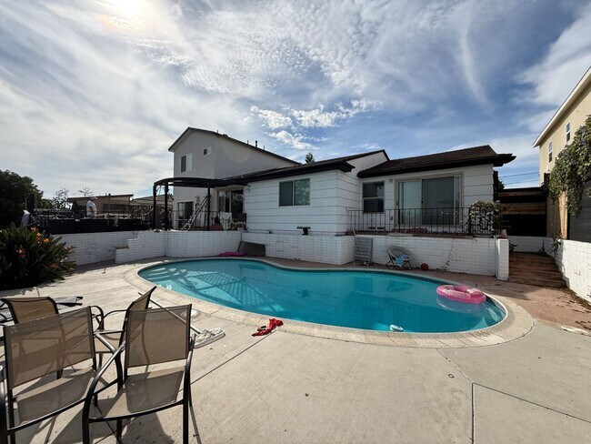 Building Photo - 4 Bed 2 Bath House on Dorothy Way - Prime Location With POOL!!! (Lease out, pending signatures. C...