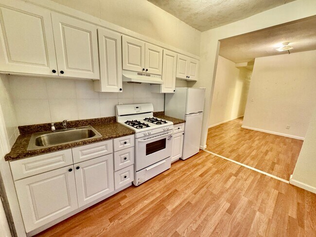 Photo - 712-716 Natoma Street Apartment