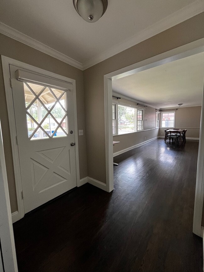 living room - 5356 Kendall St