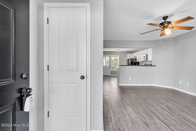 Foto del edificio - 111-121 Cornerstone Drive