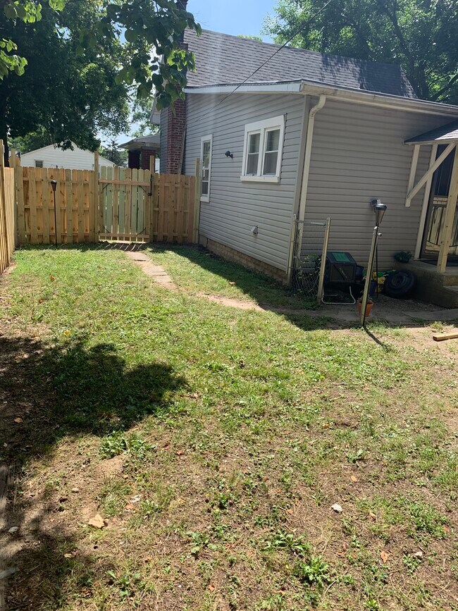 Building Photo - 1808 W Adams St