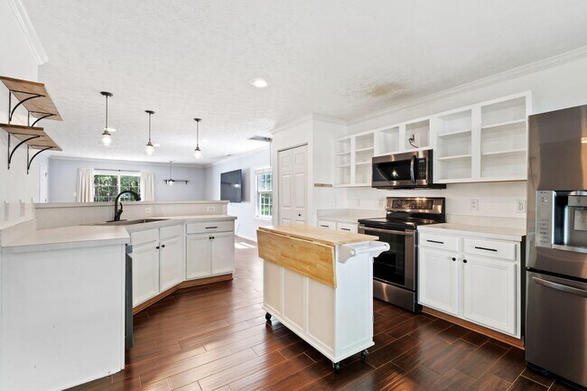 Building Photo - Price Reduced! Available Now: 3bd/2.5ba End-Unit Townhouse Off Highway 70 in Durham!