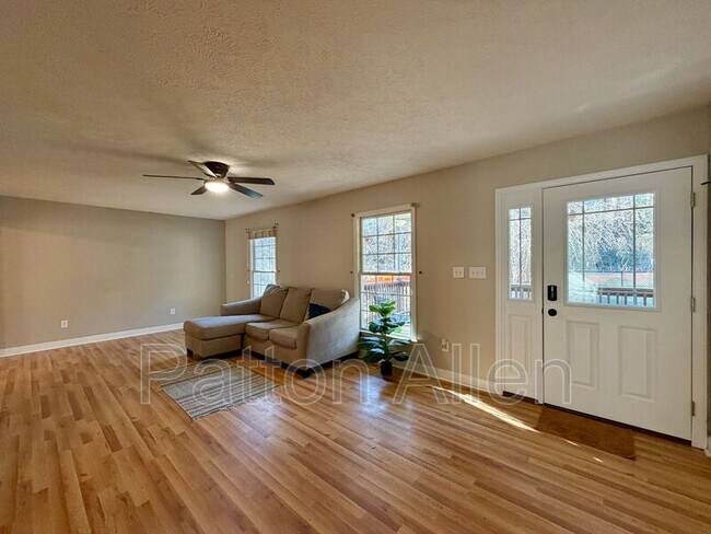 Foto del edificio - 689 New Haw Creek Rd