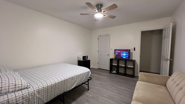 Building Photo - 301 Winners Cir S