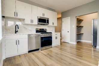 Building Photo - 3422 W Dickens Ave