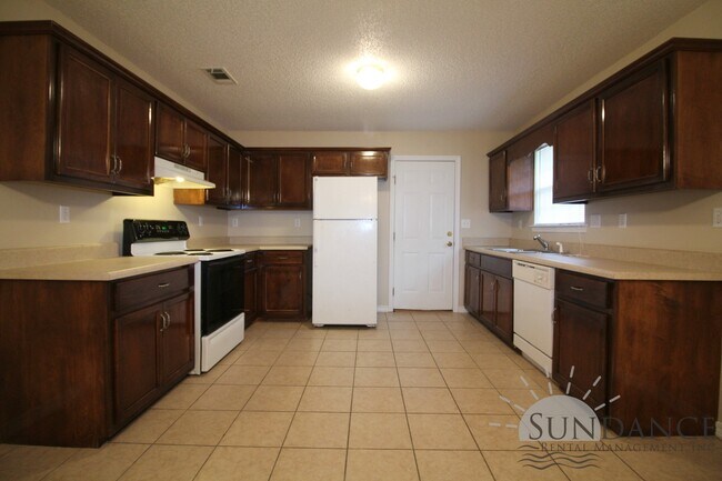 Building Photo - Lovely 3 Bedroom Home in Crestview!