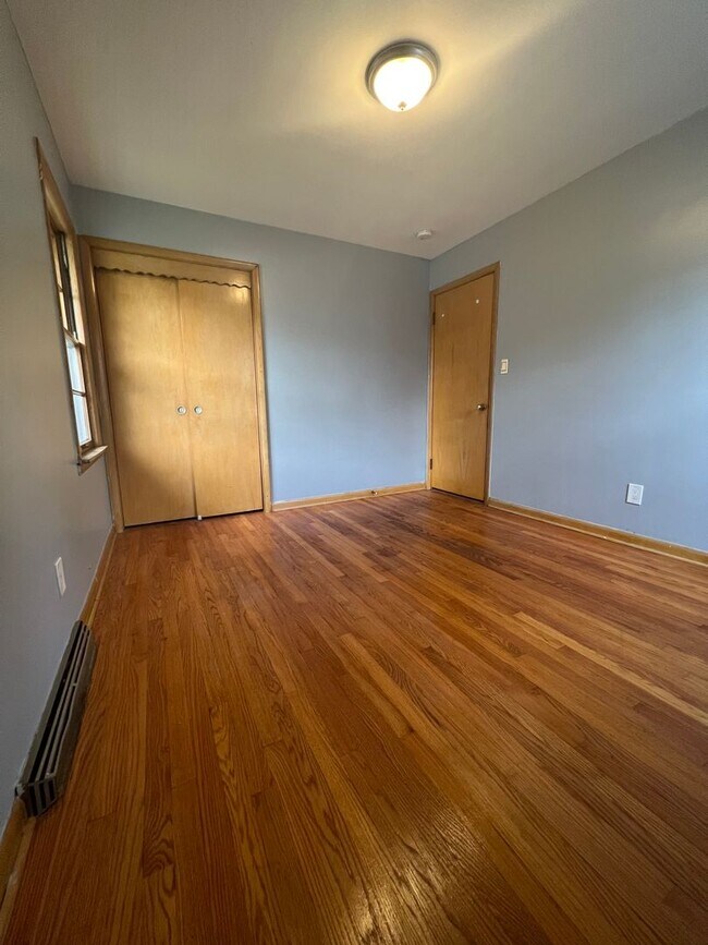 Building Photo - 3 bedroom, 2 bathrooms, 2 car garage-Ranch...
