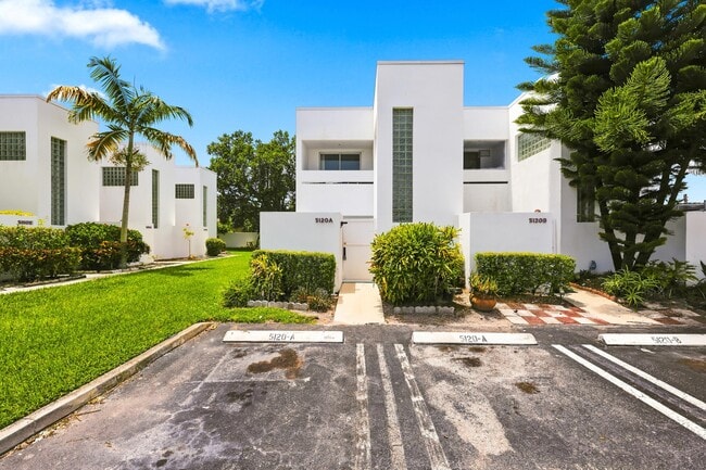 Foto del edificio - 5120 Elmhurst Rd