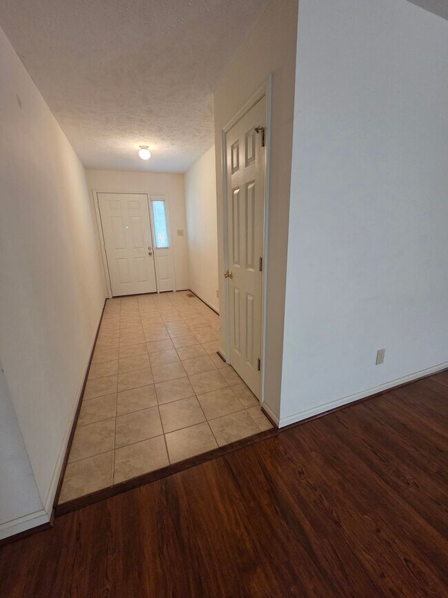 Foto del edificio - 215 Laketree Blvd