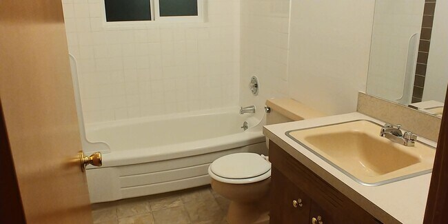 Building Photo - *!*!* Ground Floor Pet Friendly 1 Bedroom ...