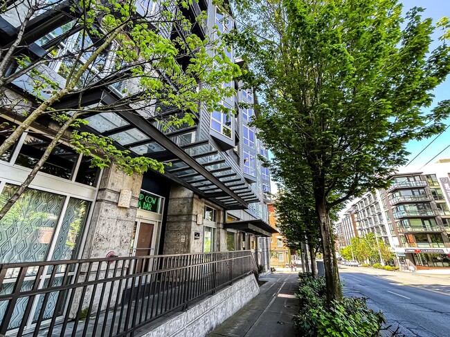 Foto del edificio - 1 Bedroom W/Den 1.5 Bath Condo with Space ...