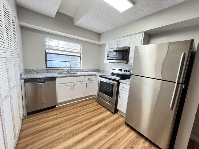 Building Photo - Updated 2 Bedroom / 1 Bathroom Upstairs Condo